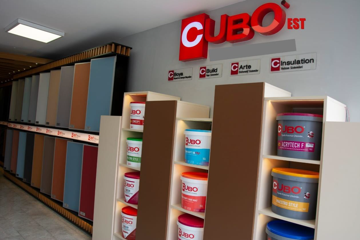 Présentation des peintures CUBO EST et nuanciers de façade dans le showroom de l’entreprise à Saint-Dié-des-Vosges.