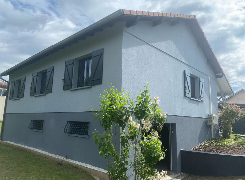 Façade rénovée d’une maison individuelle avec finition deux tons gris et volets noirs, après intervention de l’entreprise CUBO EST.