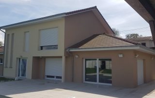 Façade isolée et enduite côté terrasse après travaux