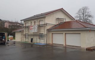 Travaux d’isolation thermique par l’extérieur en cours sur maison avec garage