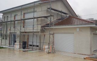 Pose d’un isolant sur façade avec échafaudages