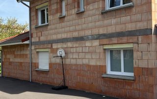 Maison non isolée avec façade en briques apparentes avant travaux